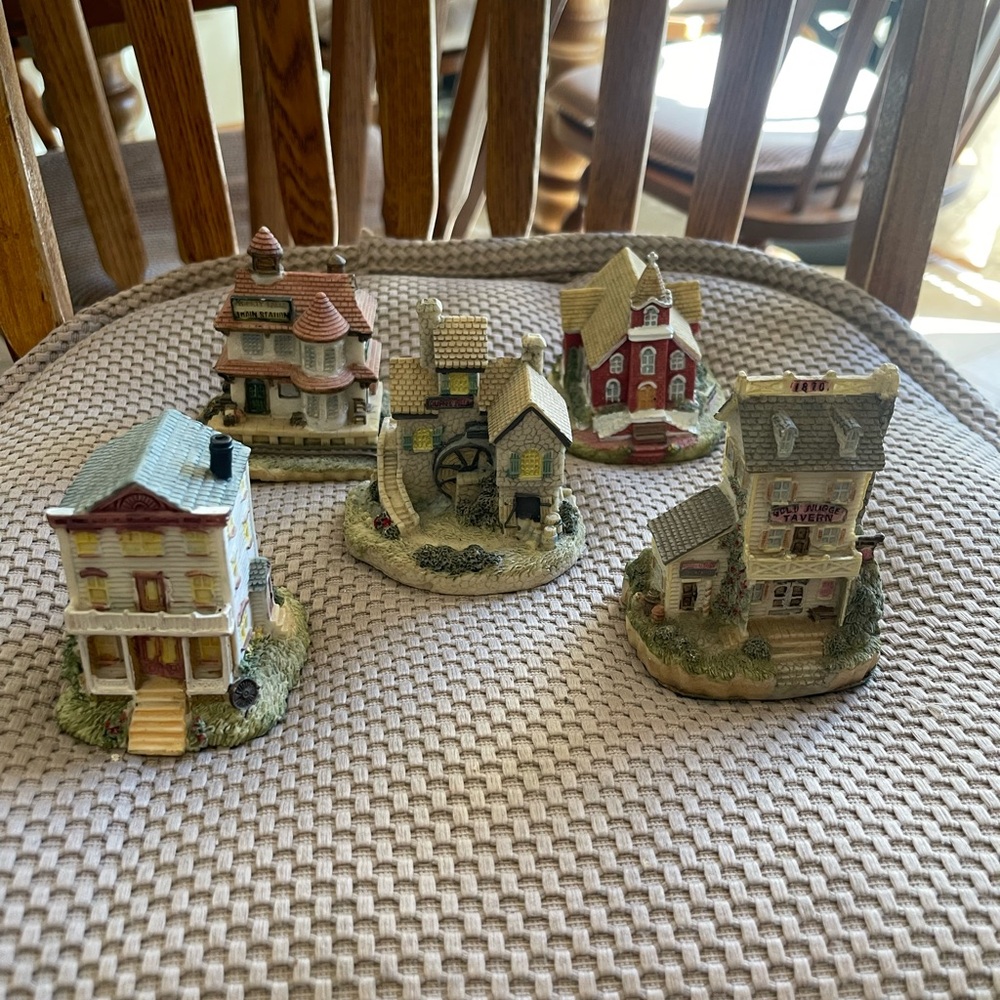 Vintage Falls Creek Miniature Village Set